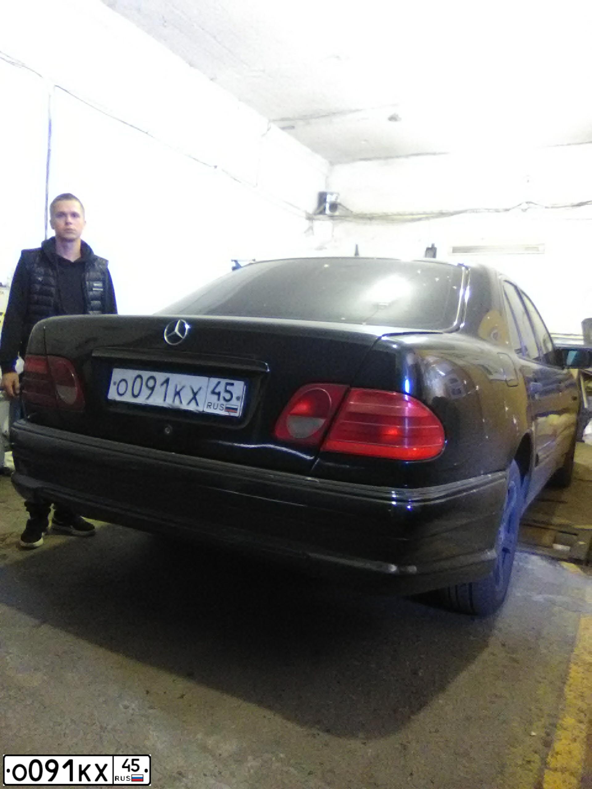 Фото автомобиля MERCEDES-BENZ E-KLASSE, 1997 — госномер Е021НЕ45