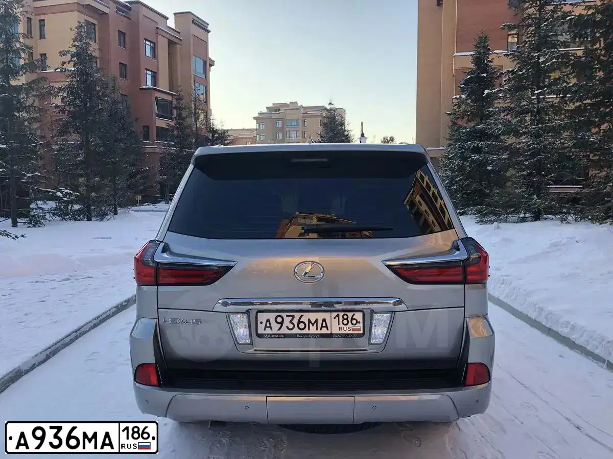 Фото автомобиля LEXUS LX, 2016 — госномер М183УХ124. Цвет: СВЕТЛО-СЕРЫЙ