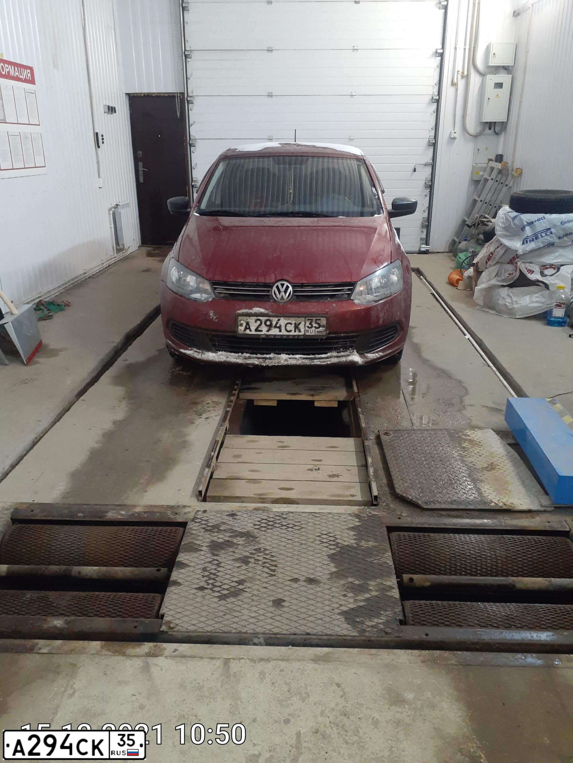 Фото автомобиля VOLKSWAGEN POLO, 2013 — госномер А294СК35. Цвет: ВИШНЕВО-КРАСНЫЙ