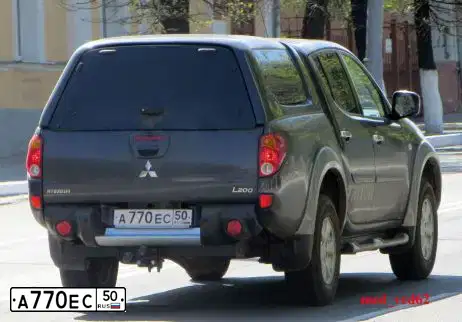 Фото автомобиля MITSUBISHI L 200, 2013 — госномер В521ОО76. Цвет: Серый