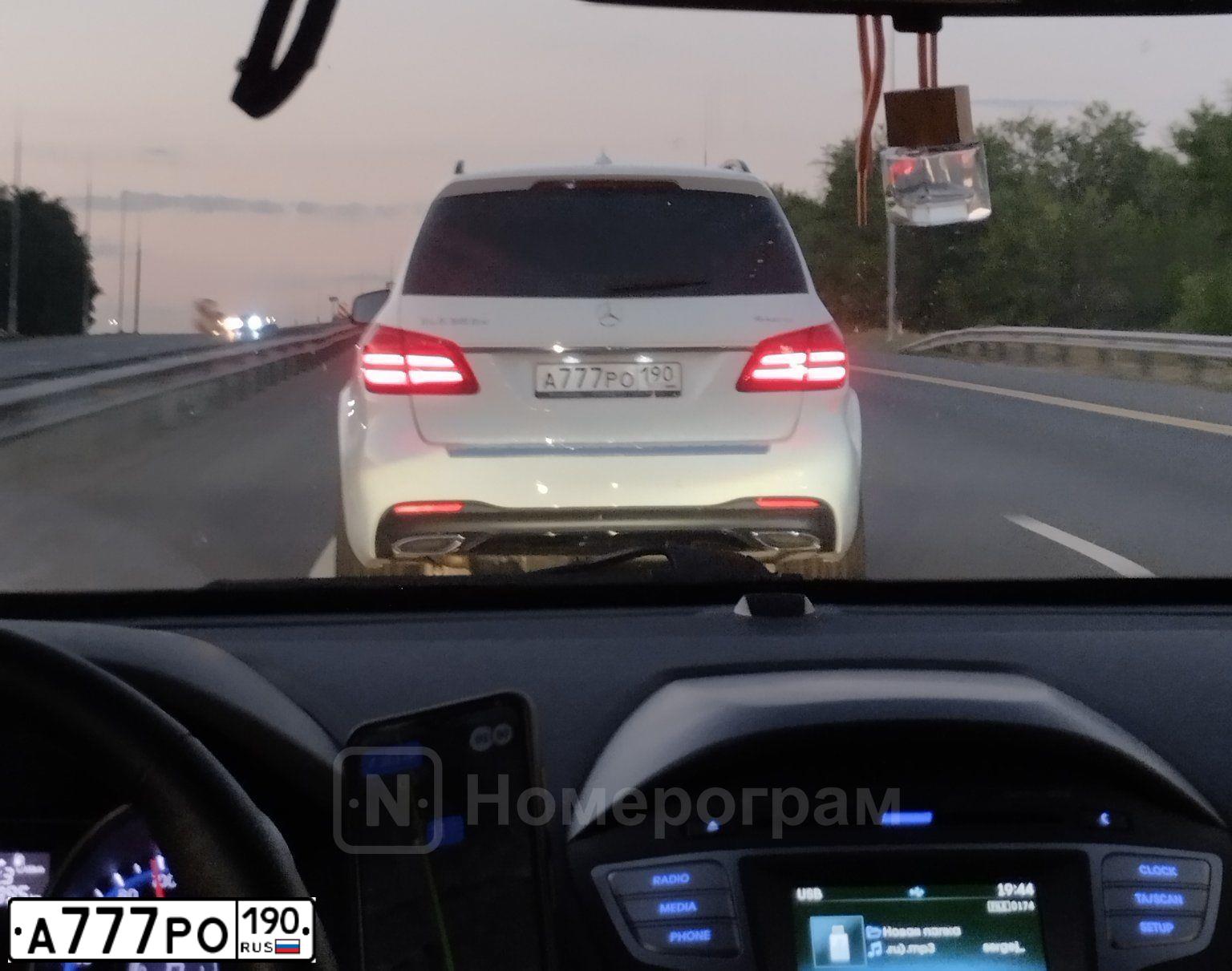 Фото автомобиля HYUNDAI GRAND STAREX, 2012 — госномер А788РС750. Цвет: Белый
