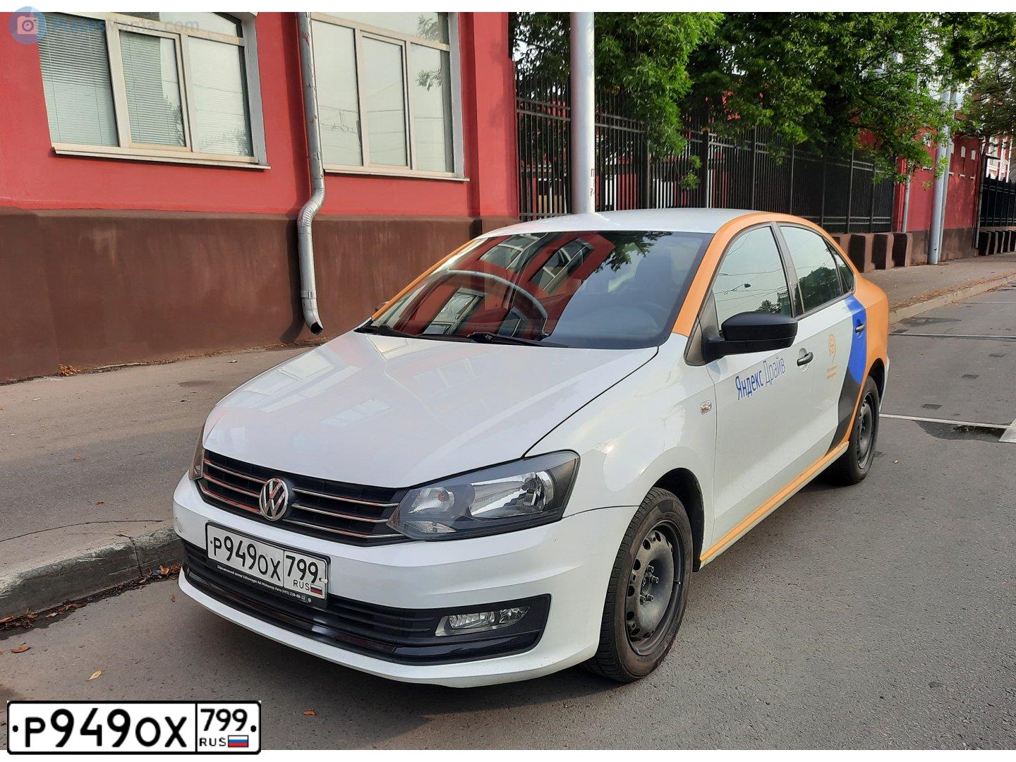 Фото автомобиля VOLKSWAGEN POLO, 2019 — госномер Р949ОХ799. Цвет: ЖЁЛТЫЙ