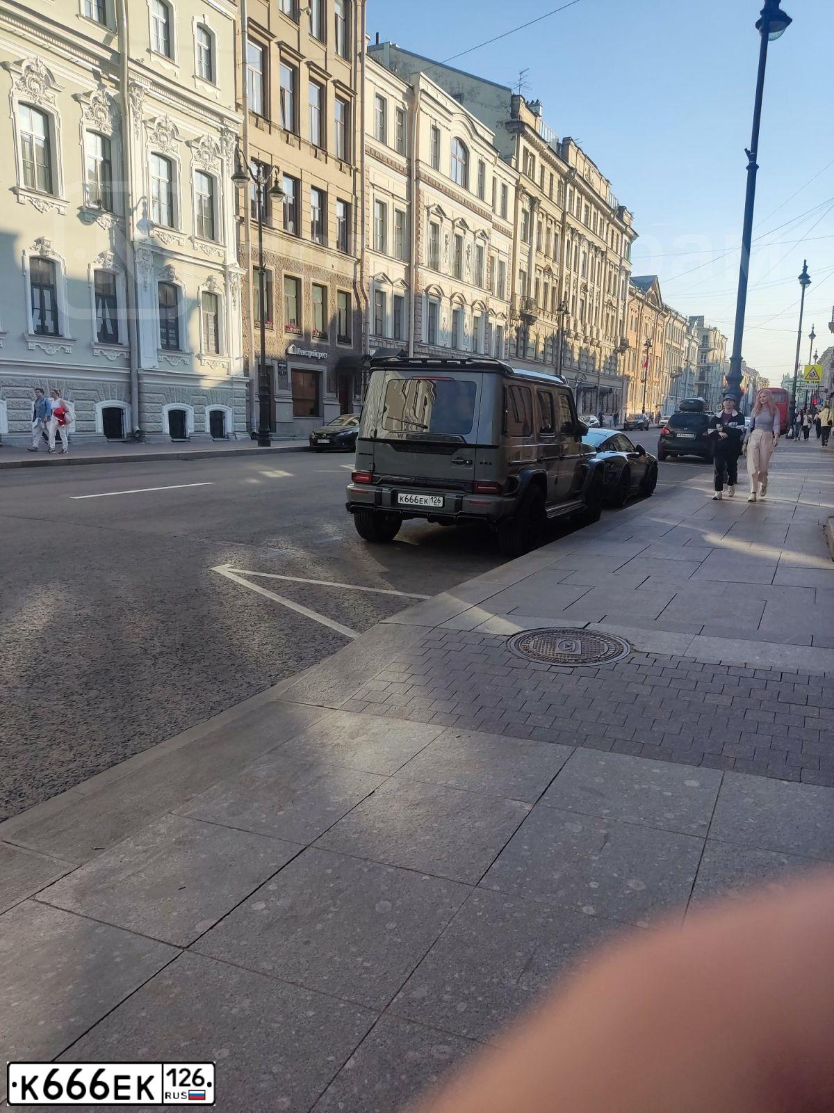 Фото автомобиля МЕРСЕДЕС-БЕНЦ AMG G 63, 2021 — госномер К666ЕК126. Цвет: СЕРЫЙ
