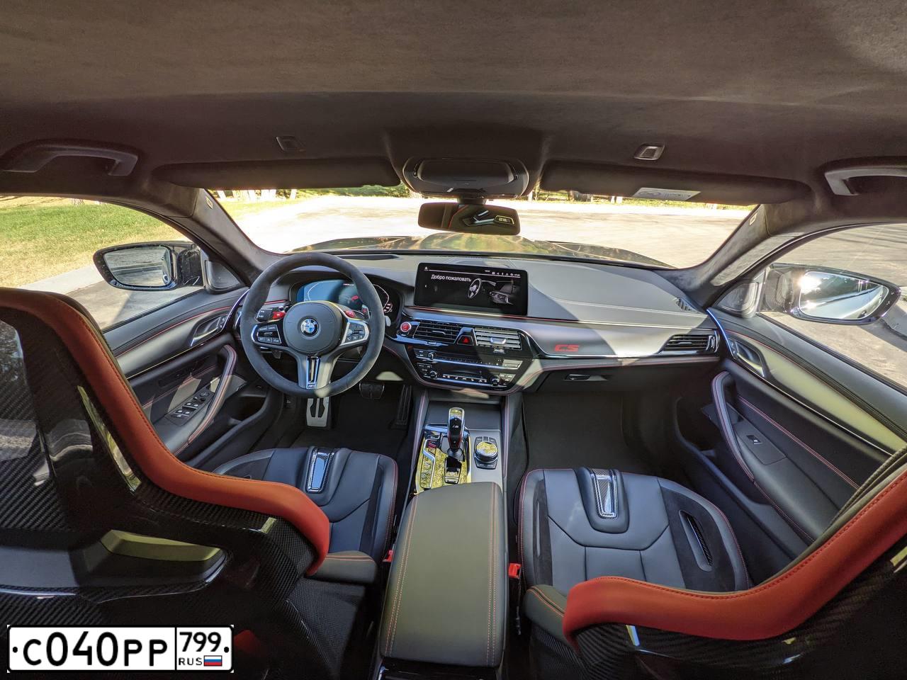 Фото автомобиля БМВ M5 CS, 2021 — госномер С040РР799. Цвет: СЕРЫЙ