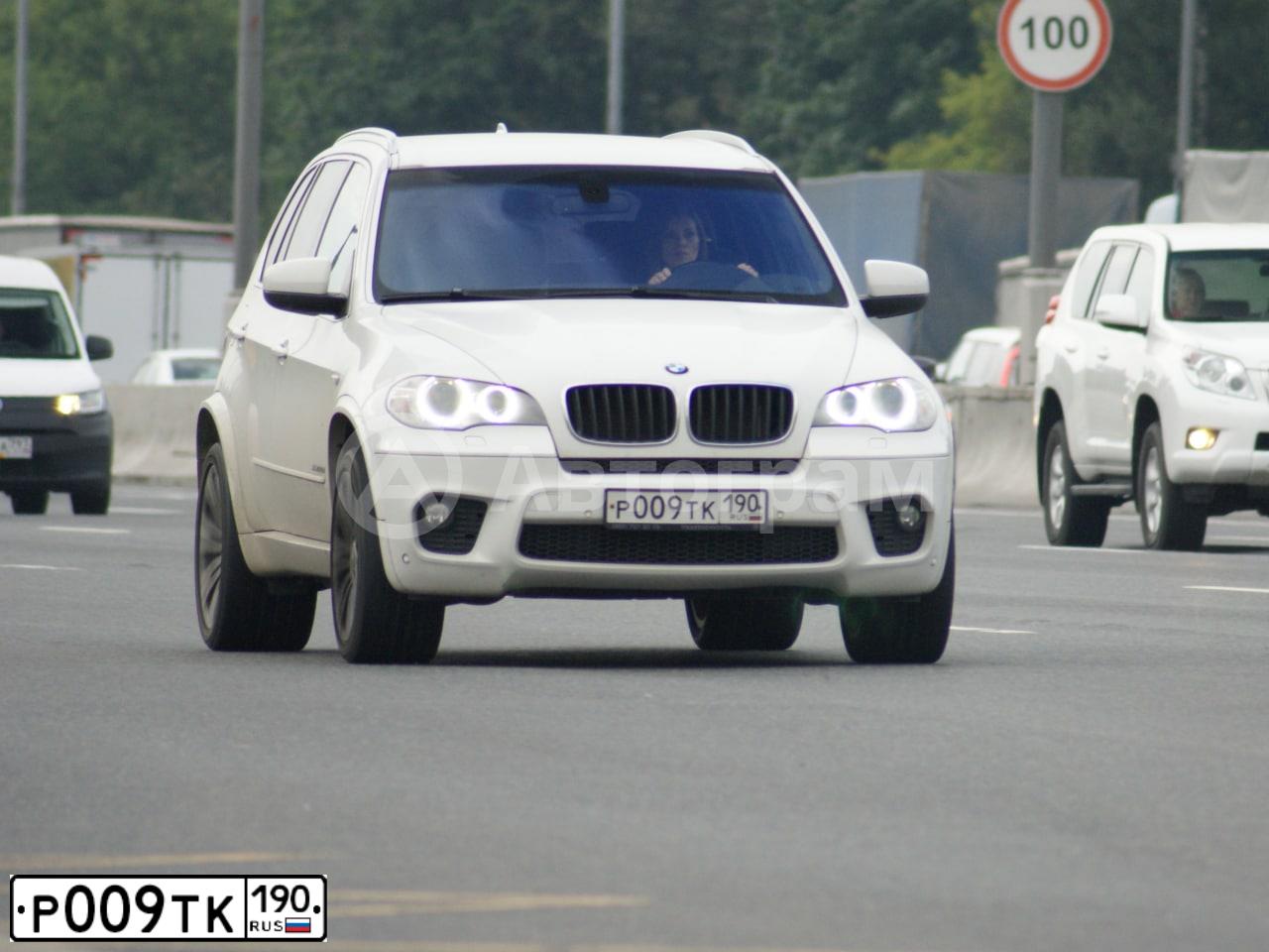 Фото автомобиля BMW X5, 2013 — госномер Р009ТК190. Цвет: Белый