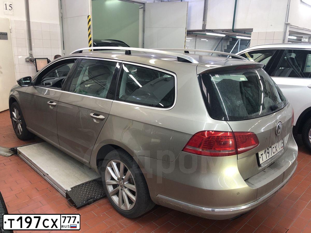 Фото автомобиля VOLKSWAGEN PASSAT, 2012 — госномер К283КМ790. Цвет: БЕЖЕВО-СЕРЫЙ