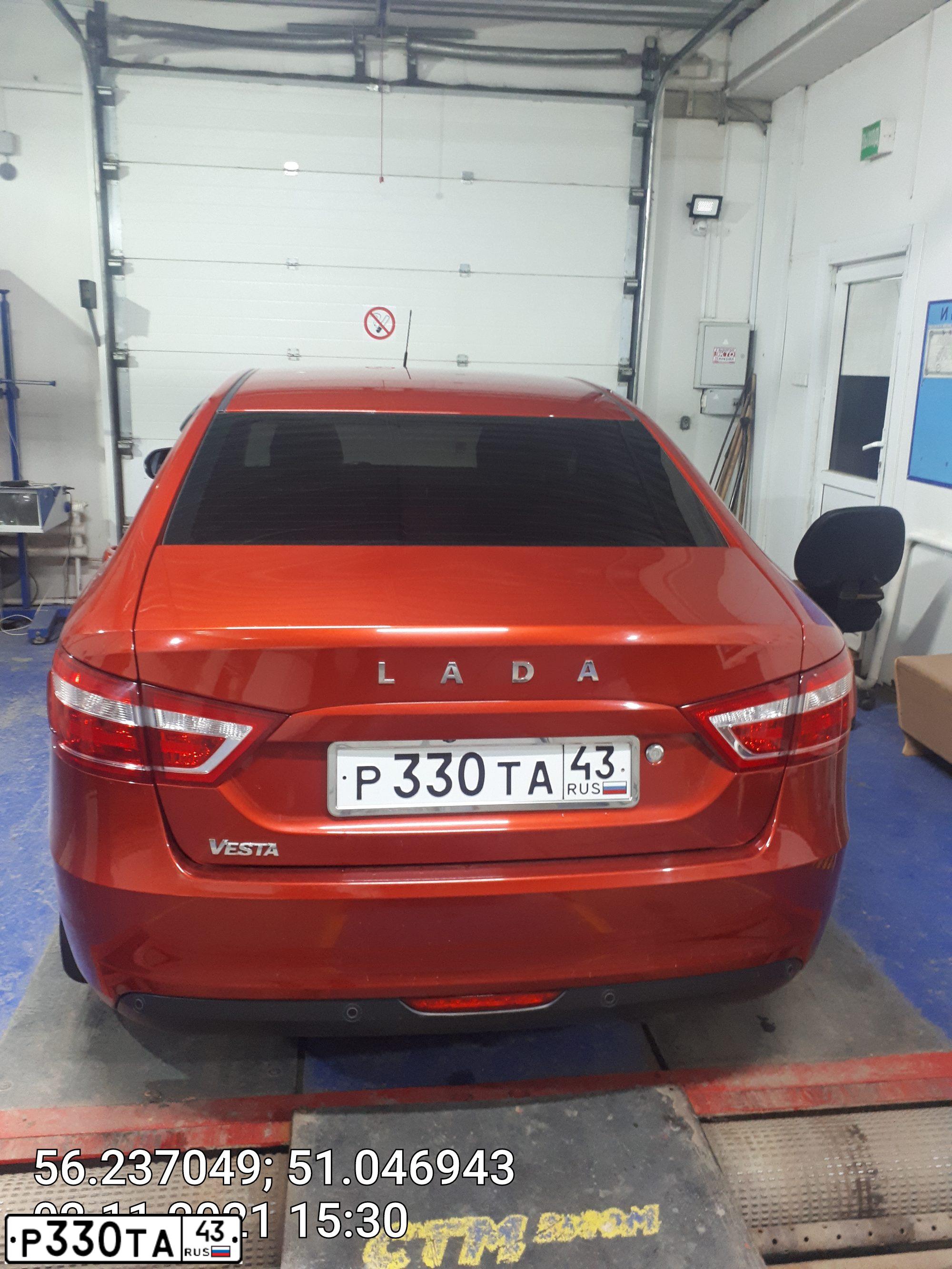 Фото автомобиля LADA VESTA, 2016 — госномер Р330ТА43. Цвет: КРАСНЫЙ