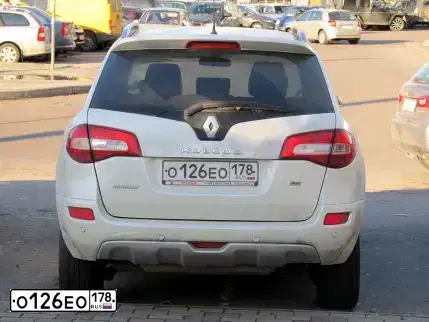 Фото автомобиля RENAULT KOLEOS, 2013 — госномер О126ЕО178. Цвет: БЕЛЫЙ