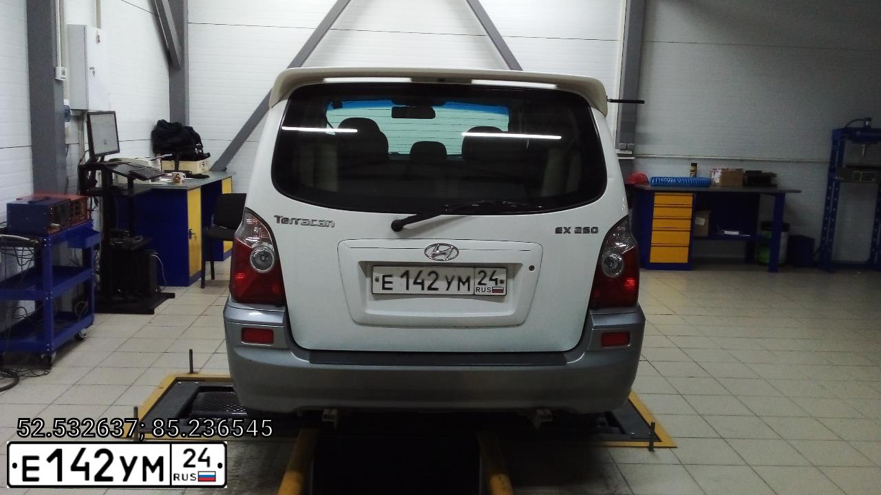 Фото автомобиля HYUNDAI TERRACAN, 2003 — госномер Е142УМ24. Цвет: БЕЛЫЙ/СЕРЫЙ