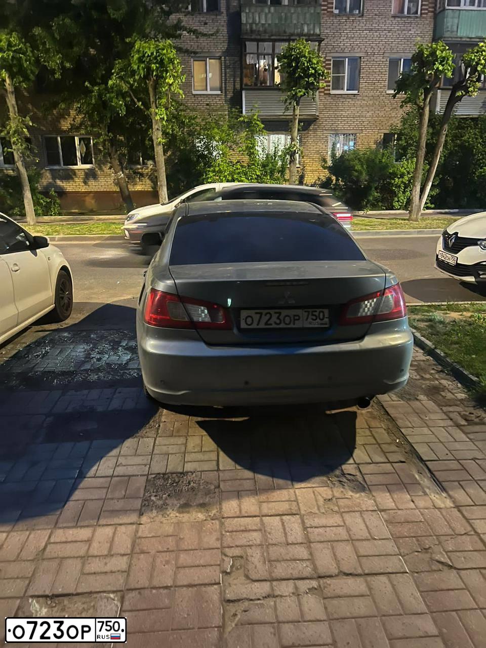 Фото автомобиля MITSUBISHI GALANT, 2008 — госномер О723ОР750. Цвет: СЕРО-ЗЕЛЕНЫЙ