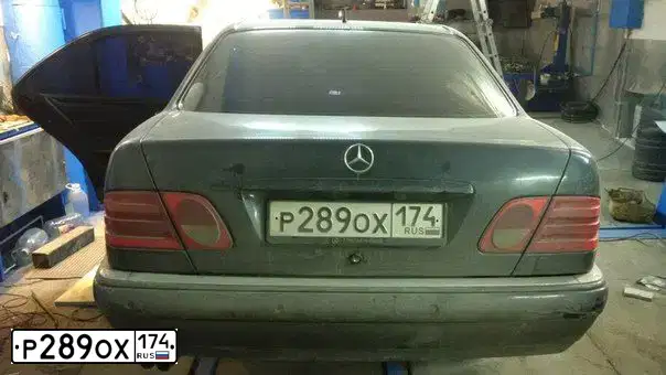 Фото автомобиля MERCEDES E-KLASSE, 1998 — госномер С777КС174. Цвет: Темно-синий