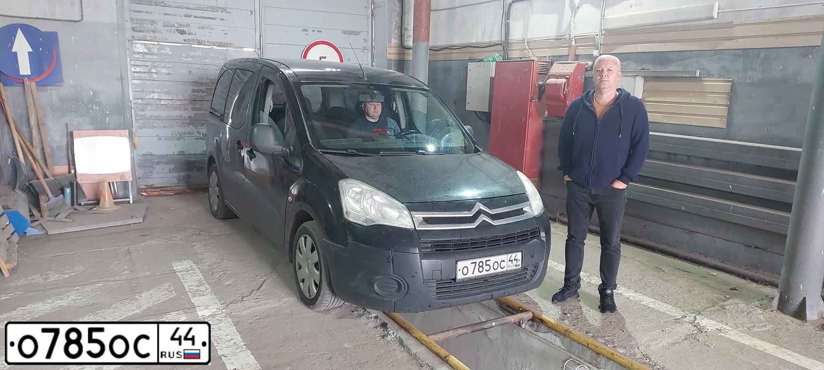 Фото автомобиля CITROEN BERLINGO, 2010 — госномер О785ОС44. Цвет: ЧЕРНЫЙ