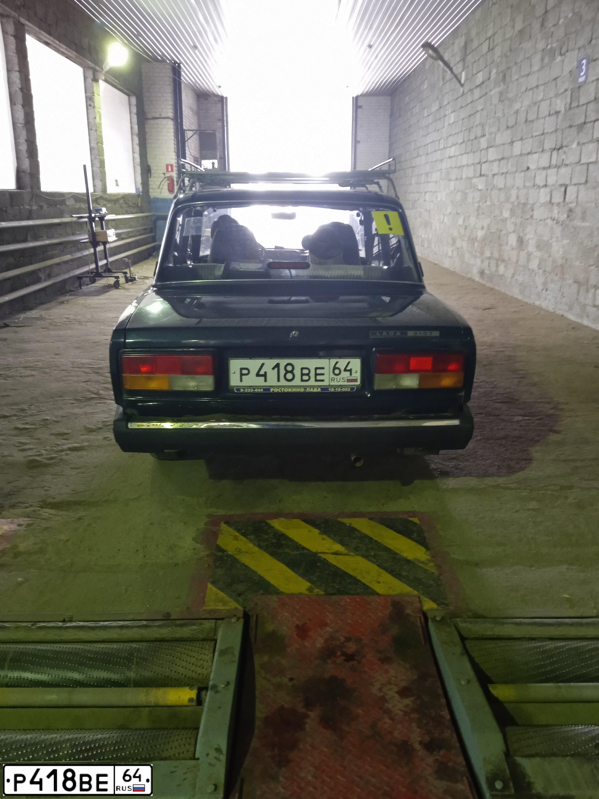 Фото автомобиля LADA 2107, 2006 — госномер Р418ВЕ64. Цвет: ЧЕРНО-ЗЕЛЕНЫЙ