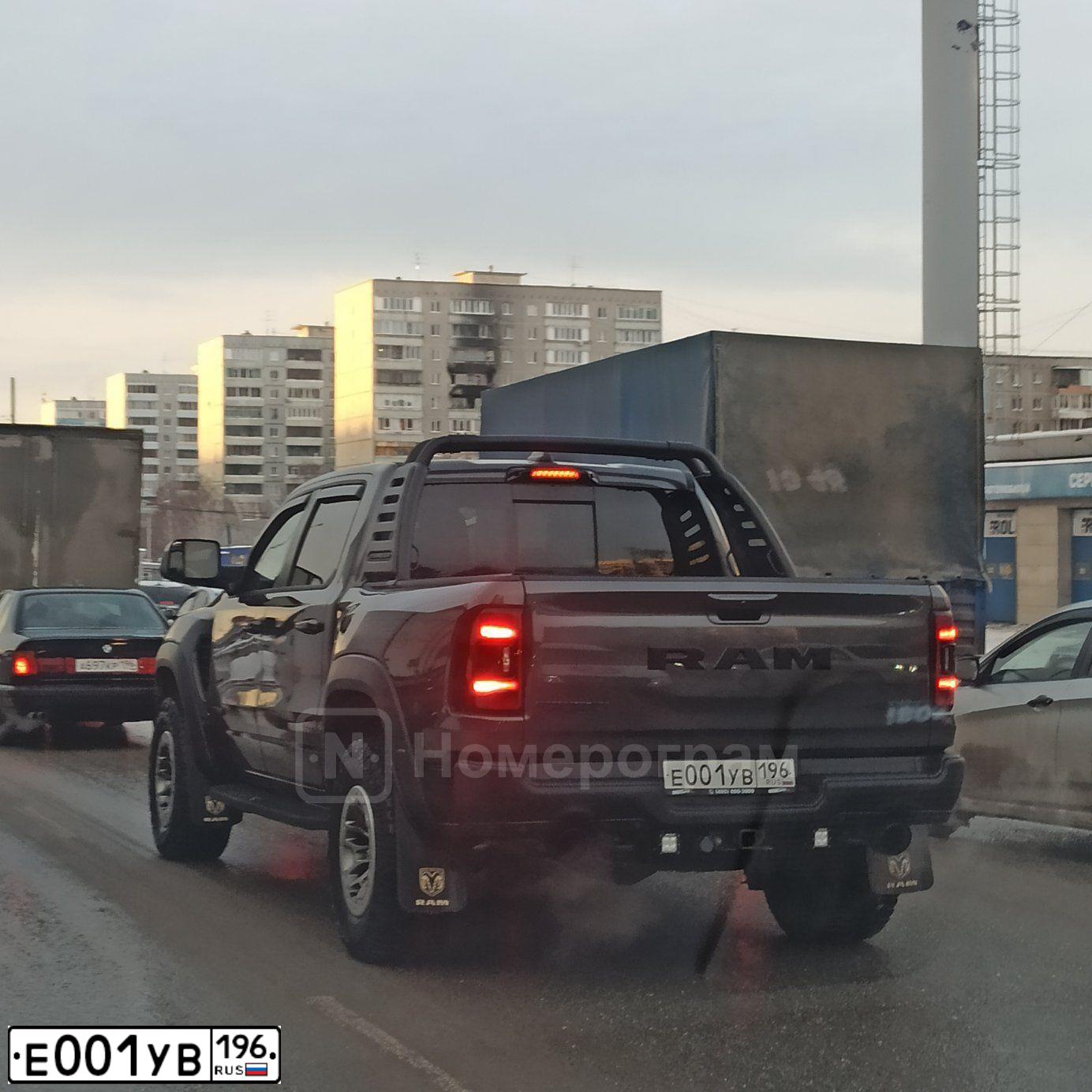 Фото автомобиля TOYOTA LANDCRUISER 200, 2015 — госномер Е001УВ196. Цвет: ЧЕРНЫЙ