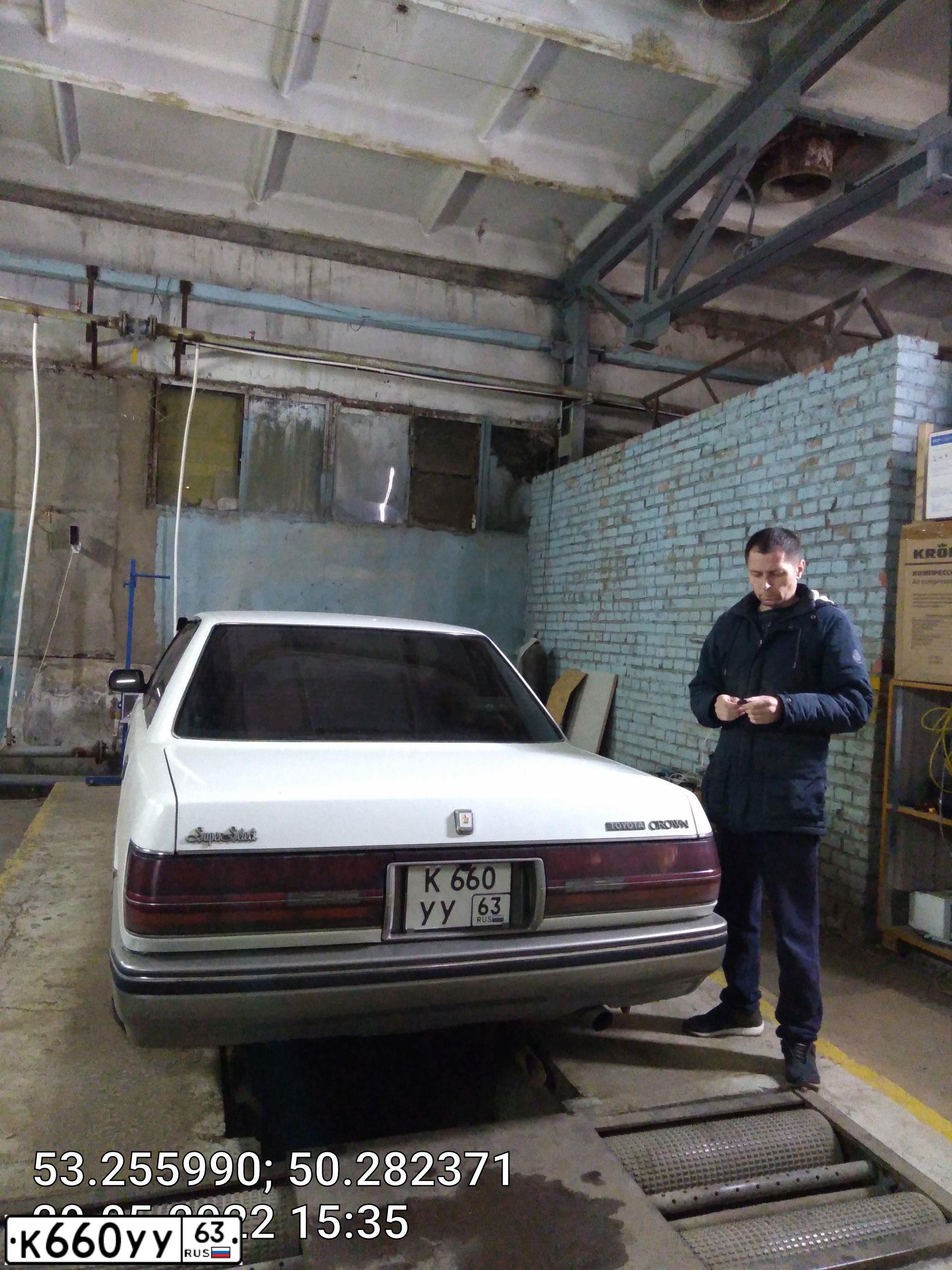 Фото автомобиля TOYOTA CROWN TOYOTA CROWN, 1990 — госномер К660УУ63. Цвет: Белый