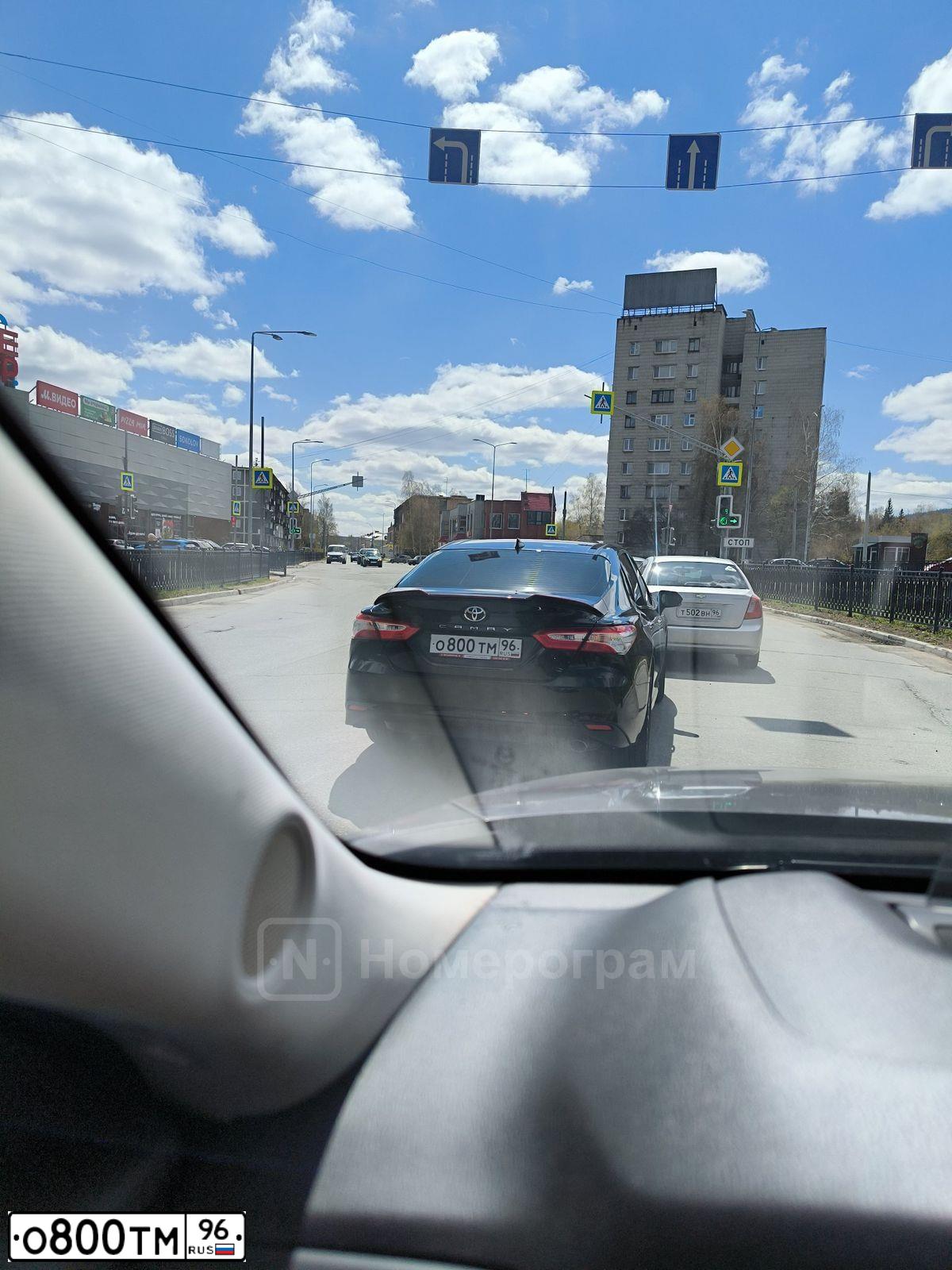 Фото автомобиля LADA 2112 LADA, 2002 — госномер О800ТМ96. Цвет: Темно-зеленый