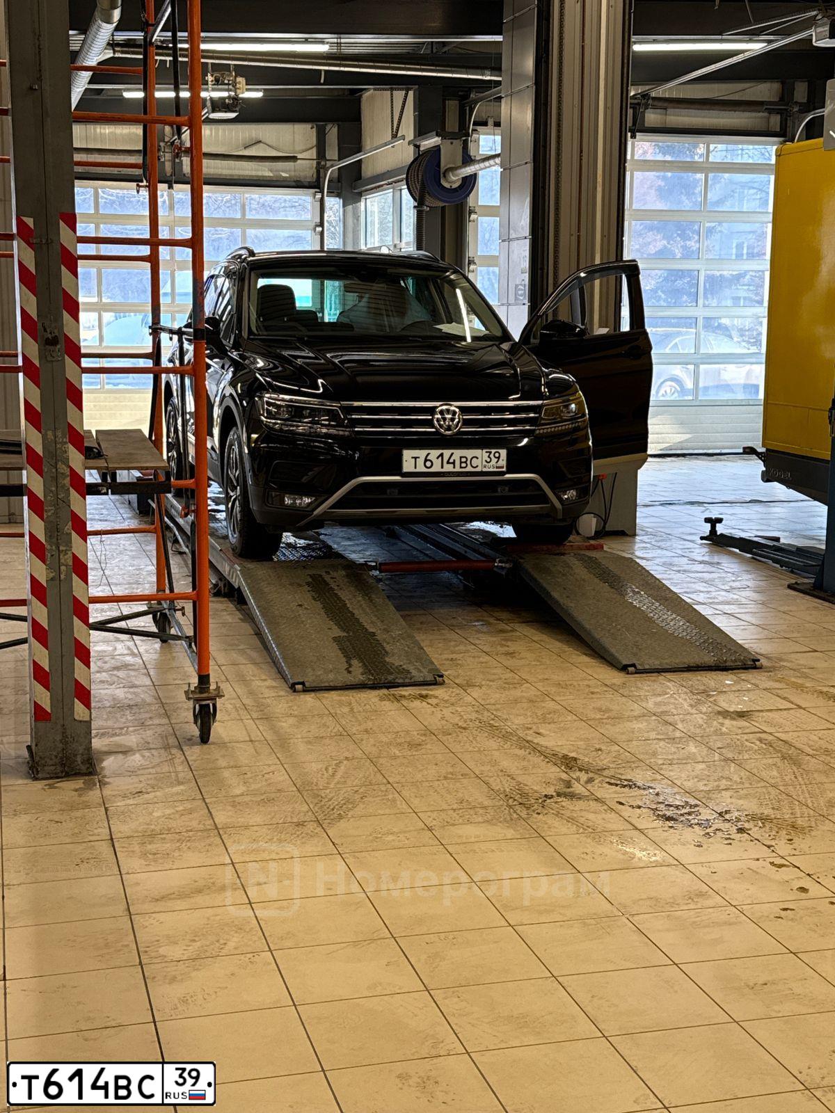Фото автомобиля VOLKSWAGEN TIGUAN, 2019 — госномер Т614ВС39. Цвет: ЧЕРНЫЙ