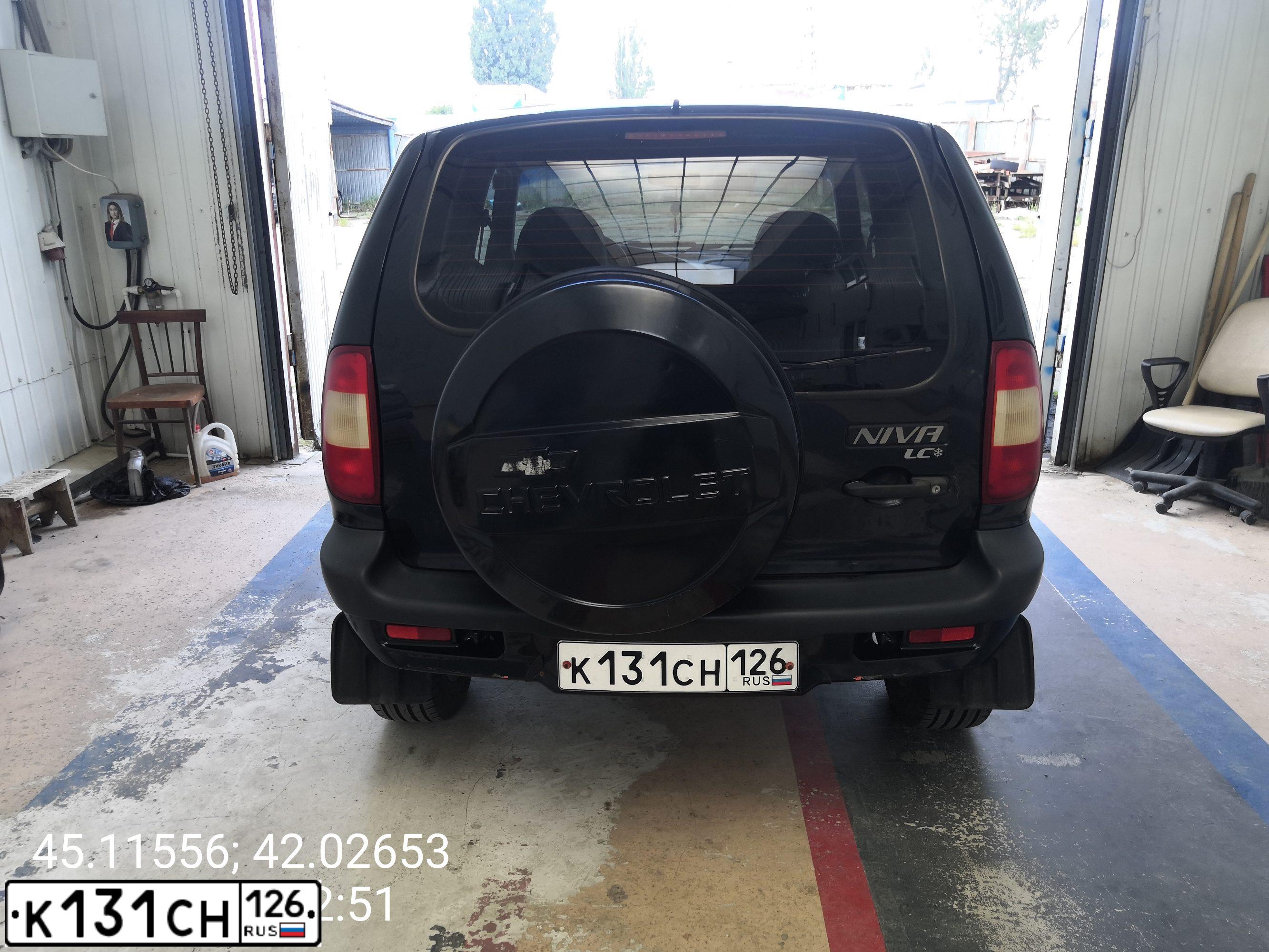 Фото автомобиля CHEVROLET NIVA, 2007 — госномер К131СН126. Цвет: Черно-синий металлик