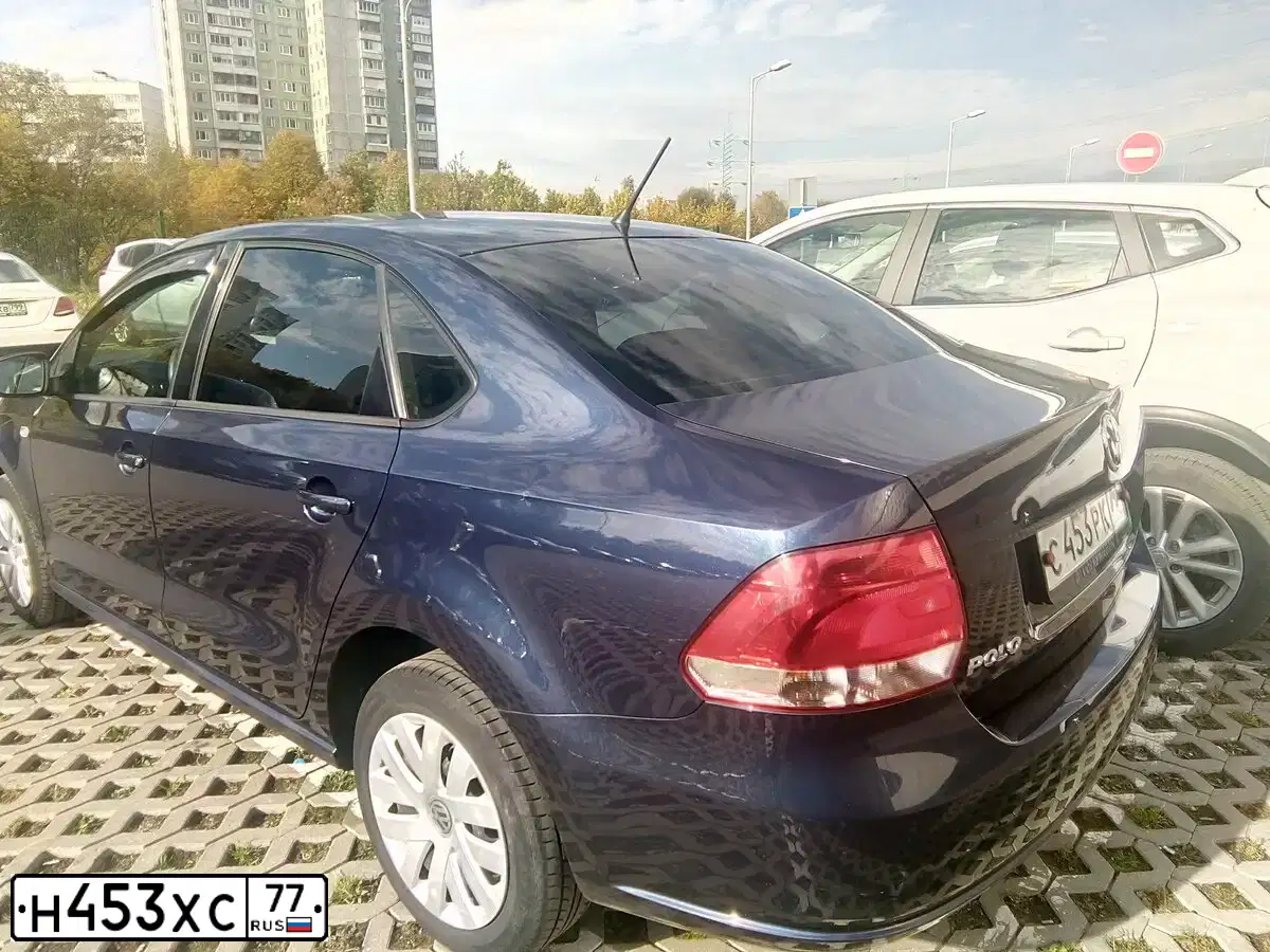 Фото автомобиля VOLKSWAGEN POLO, 2013 — госномер Н453ХС77. Цвет: СЕРЫЙ