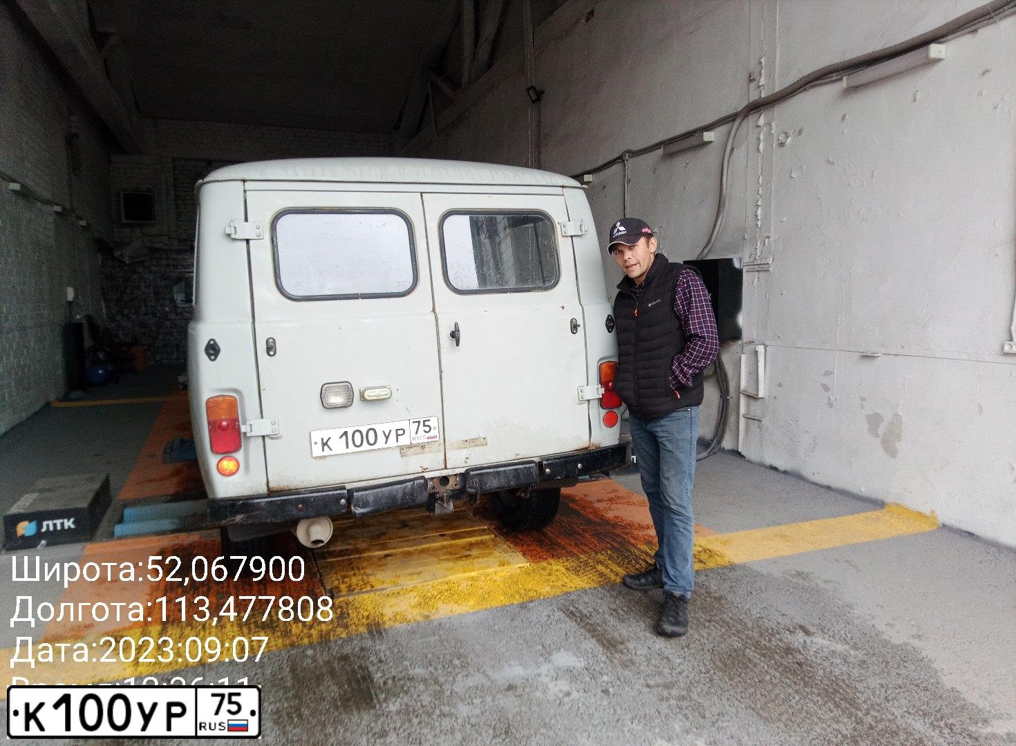 Фото автомобиля UAZ 3741, 2009 — госномер К100УР75. Цвет: СЕРЫЙ