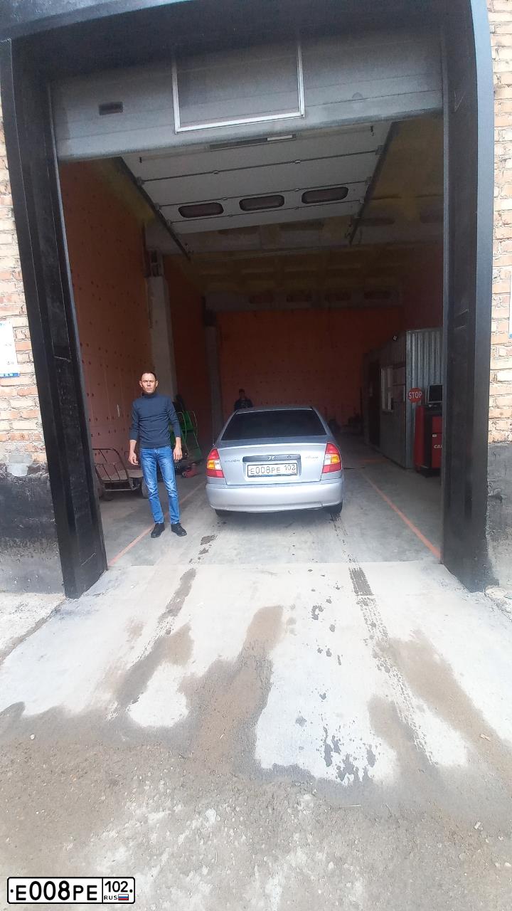 Фото автомобиля HYUNDAI ACCENT, 2008 — госномер М194ТУ702. Цвет: Серебристый