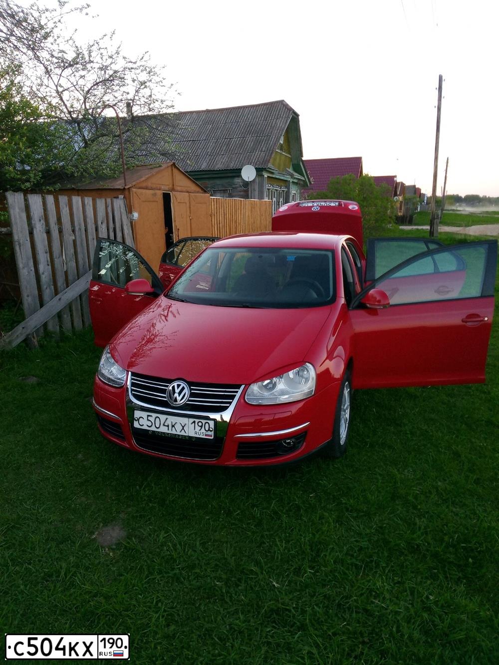 Фото автомобиля VOLKSWAGEN JETTA, 2008 — госномер К827СР76. Цвет: Красный