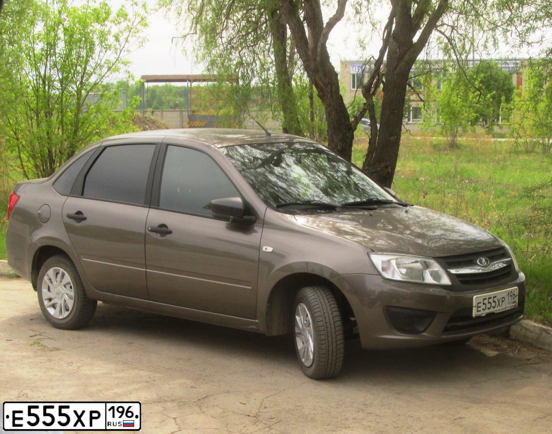 Фото автомобиля LADA 2190 GRANTA, 2017 — госномер Е555ХР196. Цвет: Золотисто-коричневый