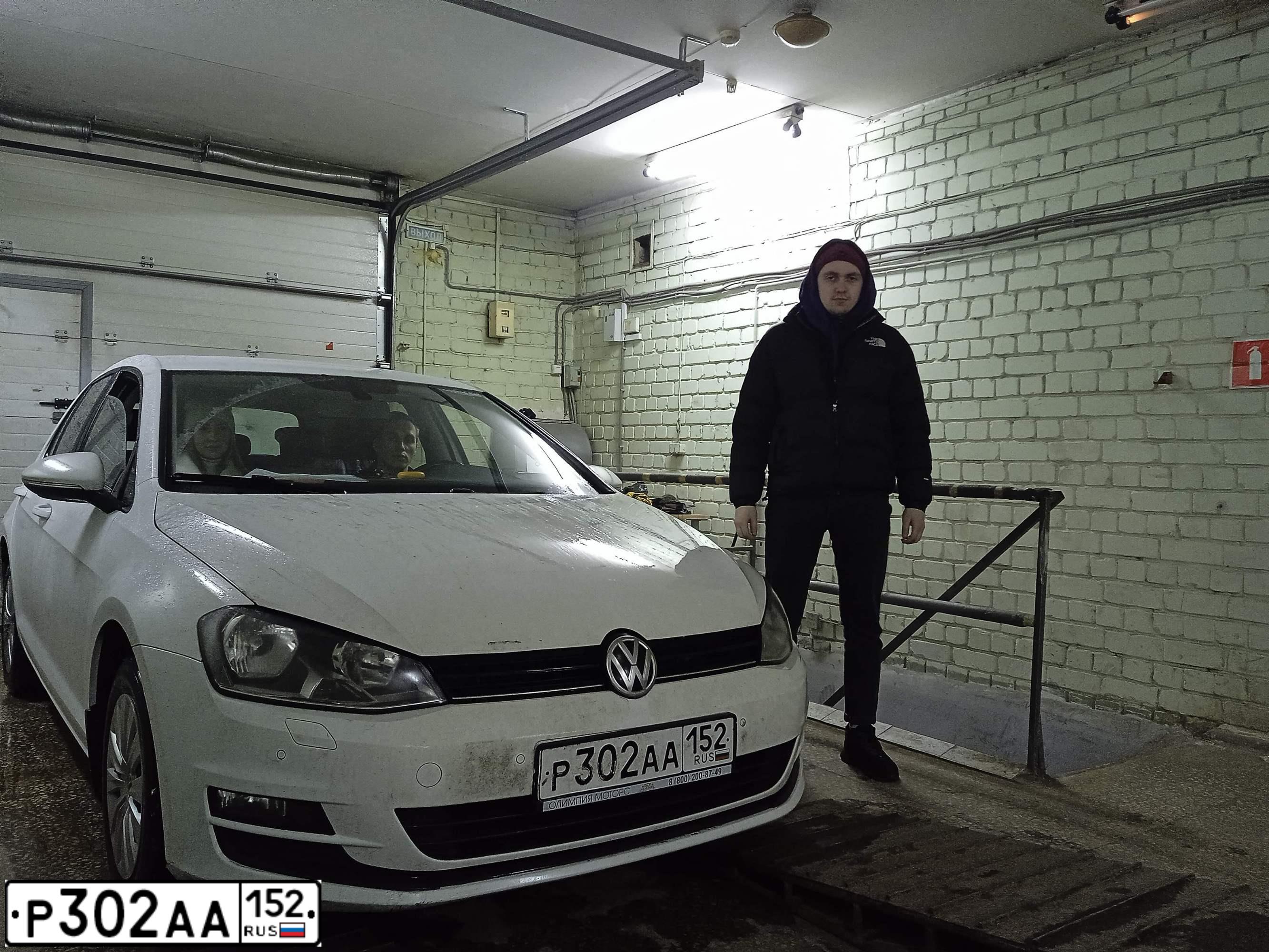 Фото автомобиля VOLKSWAGEN GOLF, 2013 — госномер Р302АА152. Цвет: Белый