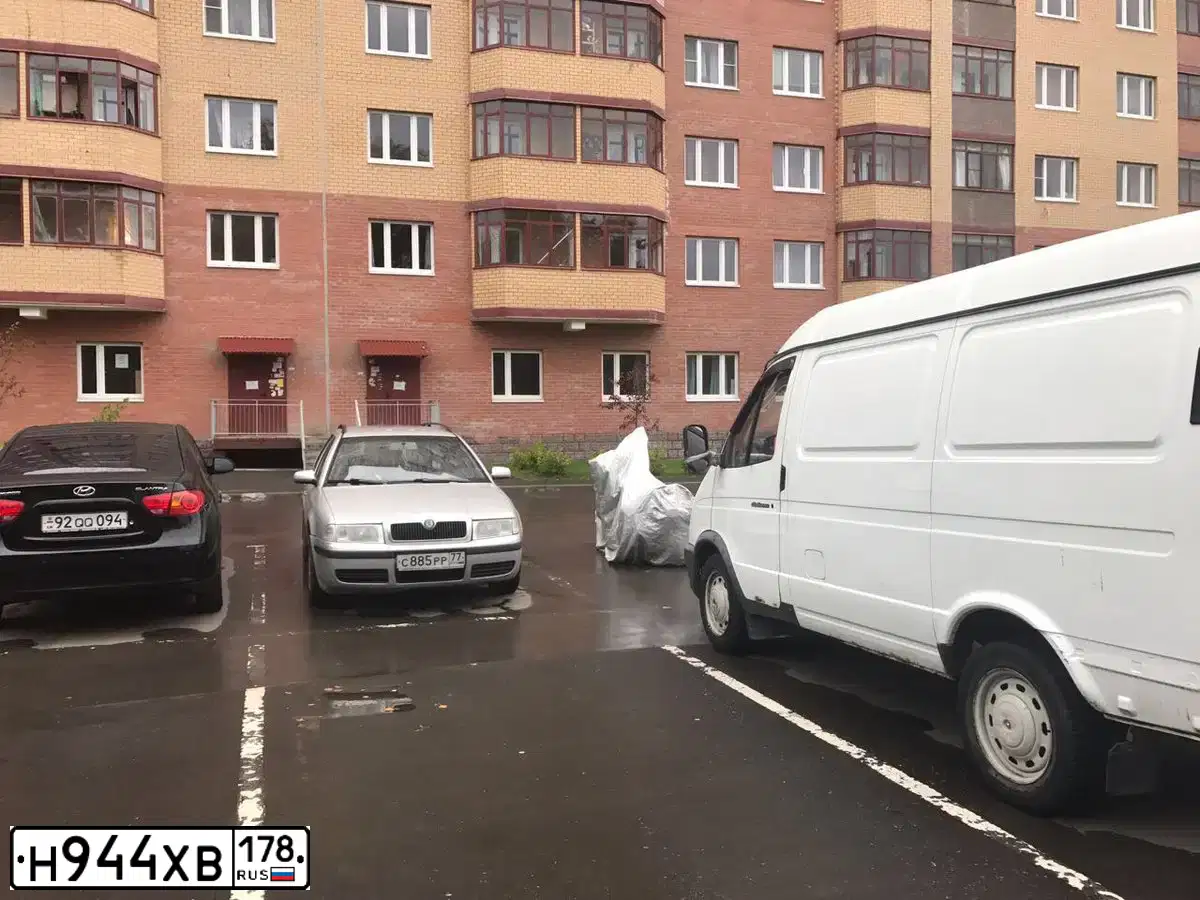 Фото автомобиля GAZ 2752 SOBOL, 2011 — госномер В894ТА750. Цвет: Белый