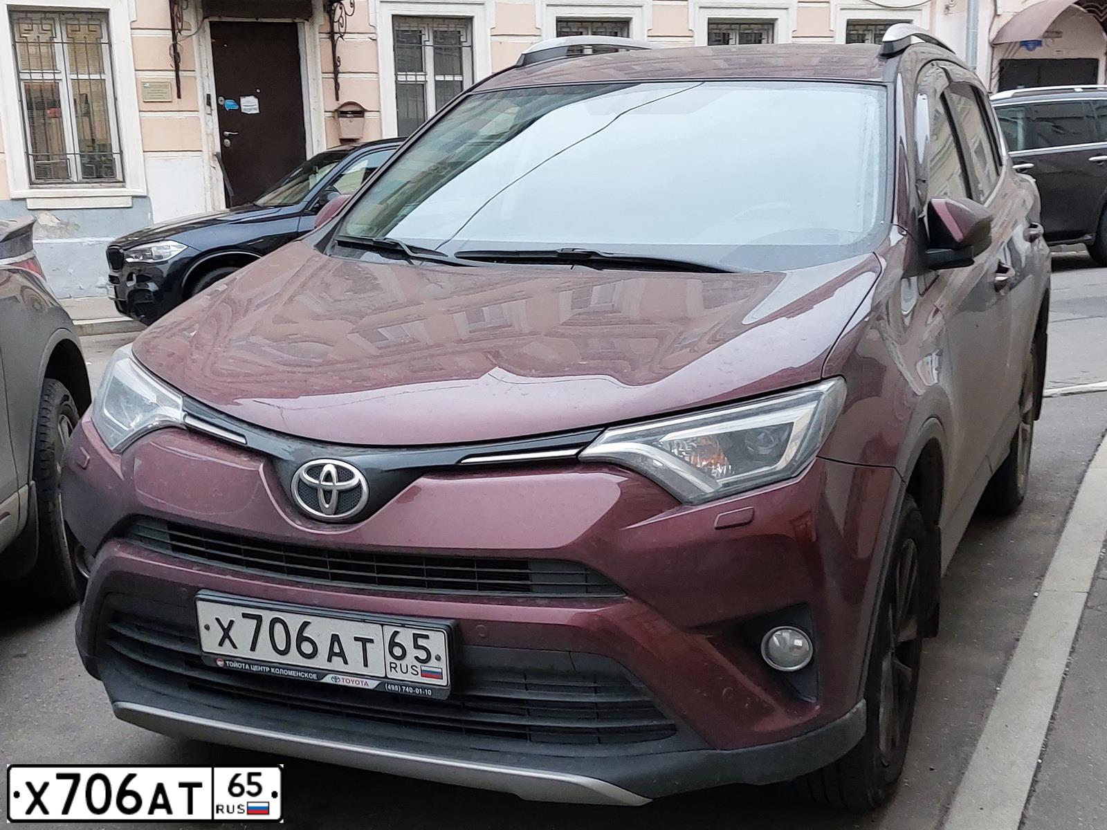 Фото автомобиля TOYOTA RAV4, 2017 — госномер Т439АВ197. Цвет: темно-красный металлик