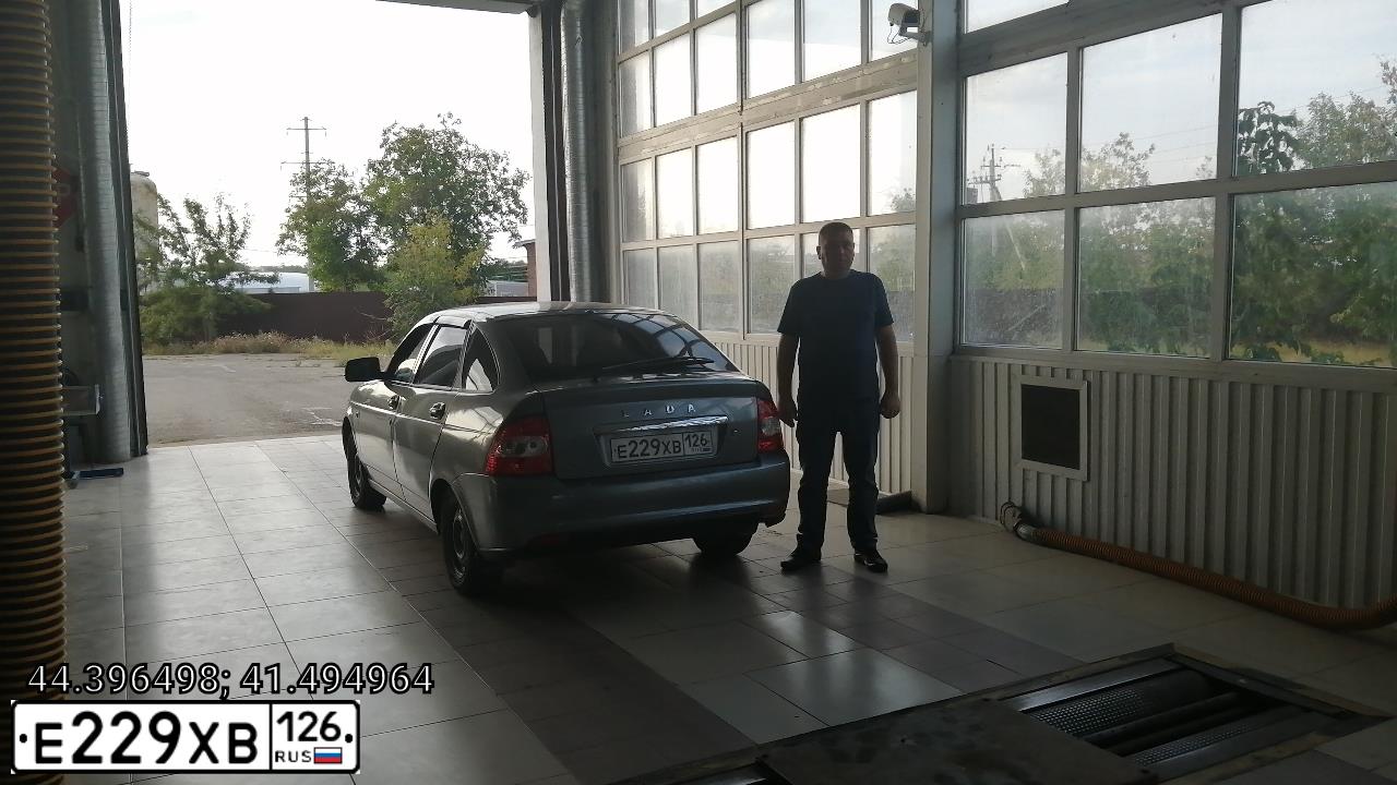 Фото автомобиля ЛАДА 217230 ЛАДА ПРИОРА, 2011 — госномер Р806ОХ126. Цвет: СРЕДНИЙ СЕРО-ЗЕЛЕНЫЙ МЕТ