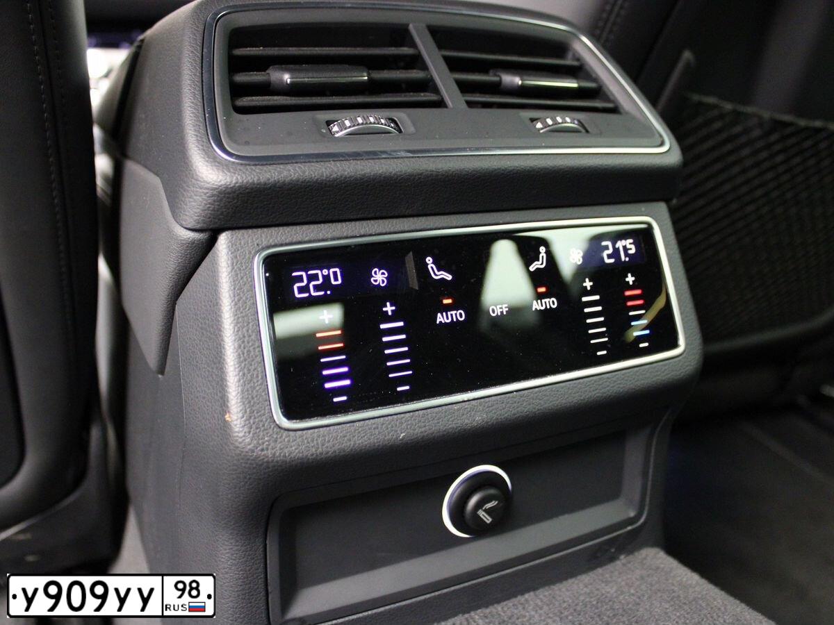 Фото автомобиля VOLKSWAGEN GOLF, 2012 — госномер Х637ВР178. Цвет: Белый
