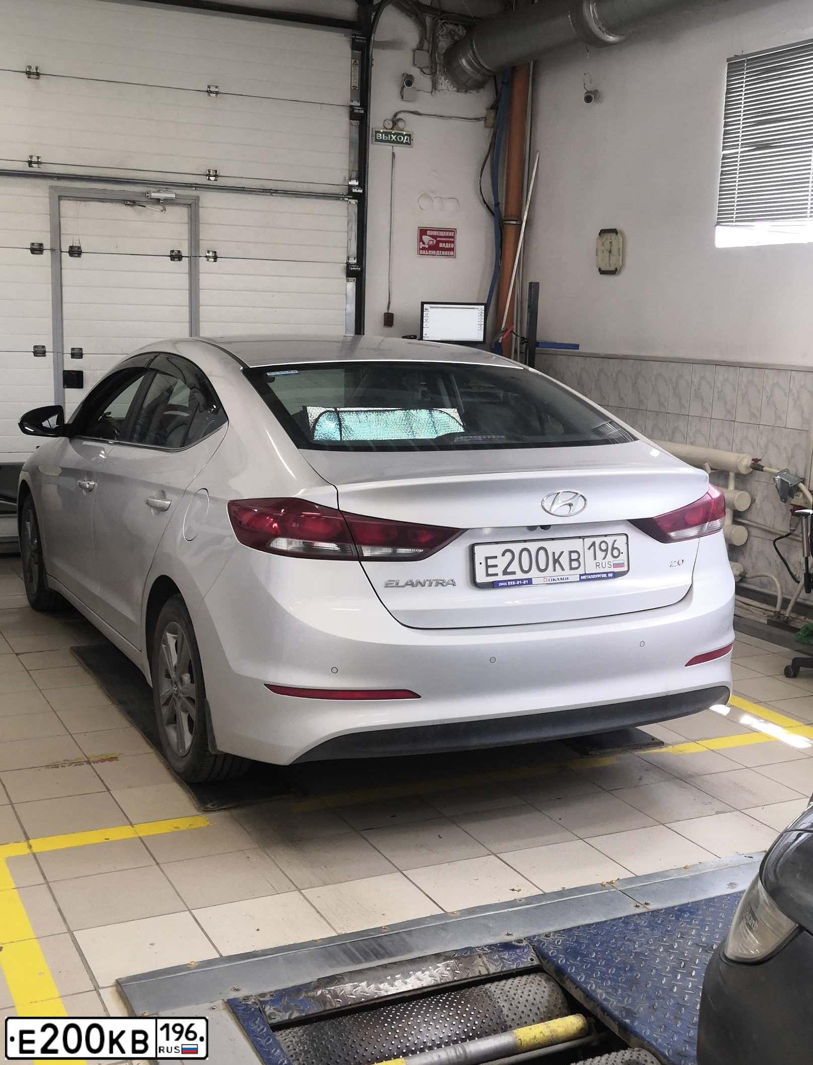 Фото автомобиля HYUNDAI ELANTRA, 2016 — госномер Е200КВ196. Цвет: СВЕТЛО - СЕРЫЙ