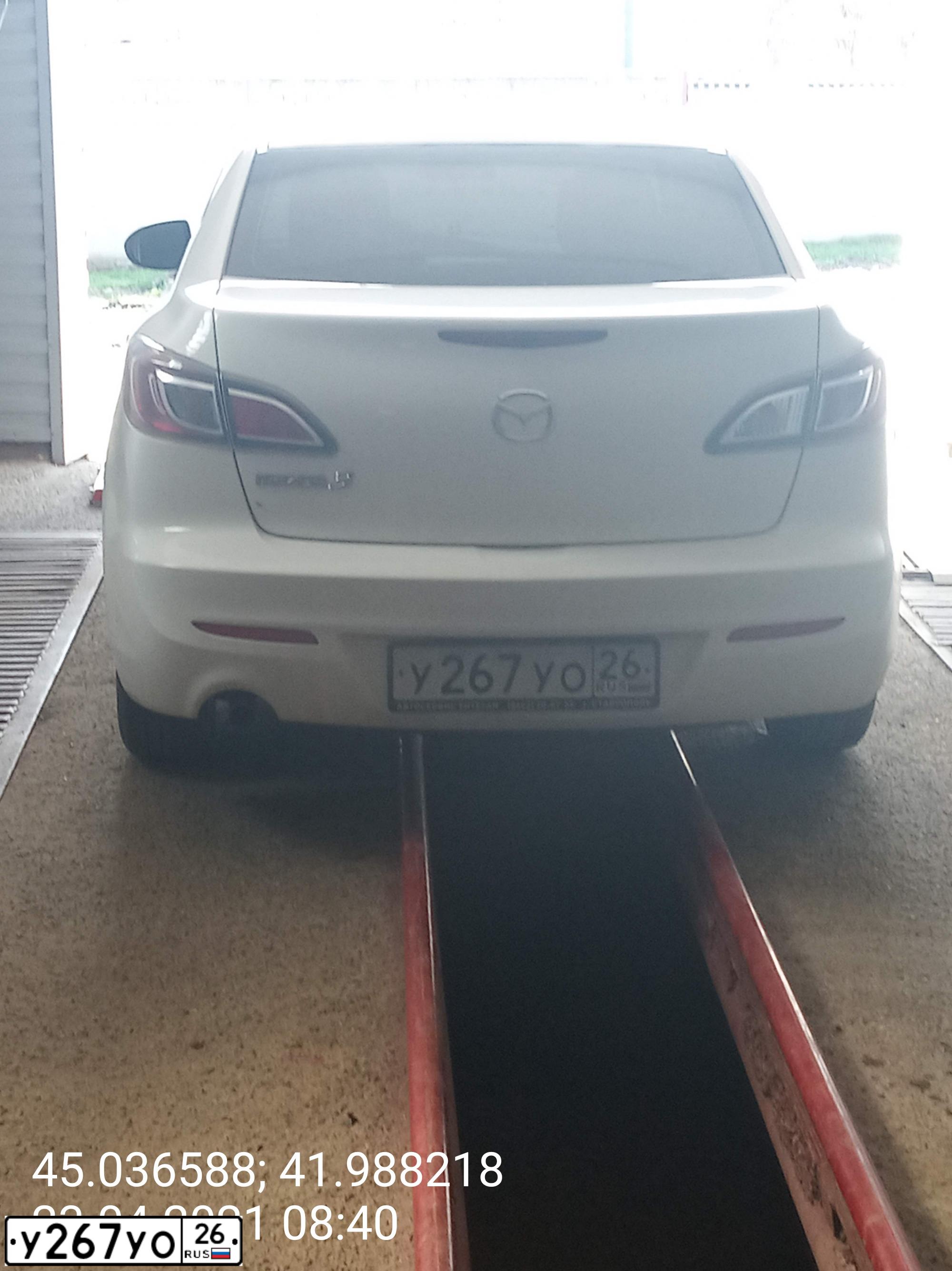 Фото автомобиля MAZDA A 3, 2012 — госномер У267УО26. Цвет: Белый