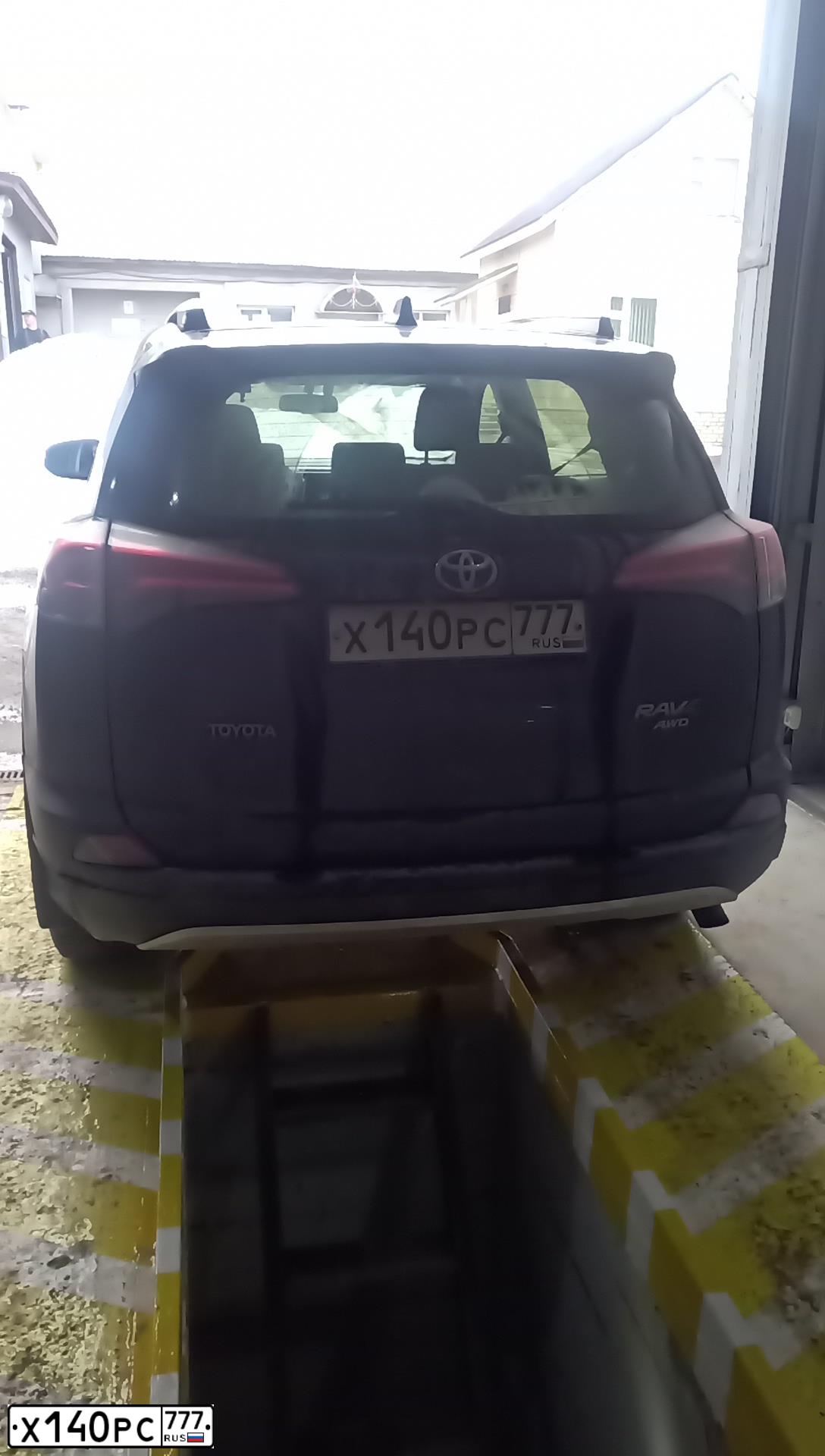 Фото автомобиля TOYOTA RAV4, 2015 — госномер Х140РС777. Цвет: ТЕМНО-КОРИЧНЕВЫЙ
