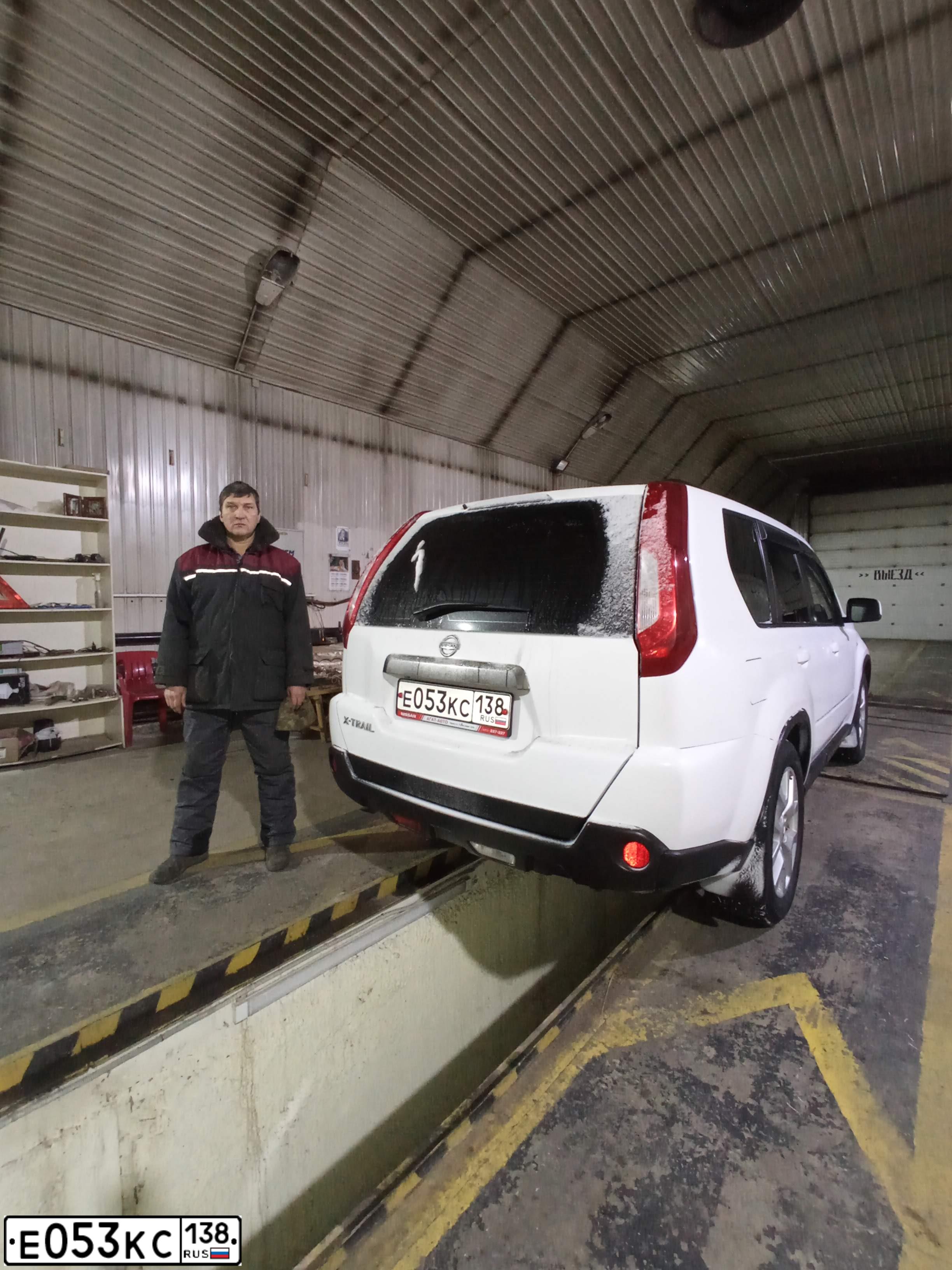 Фото автомобиля NISSAN X-TRAIL, 2012 — госномер Е053КС138. Цвет: Белый