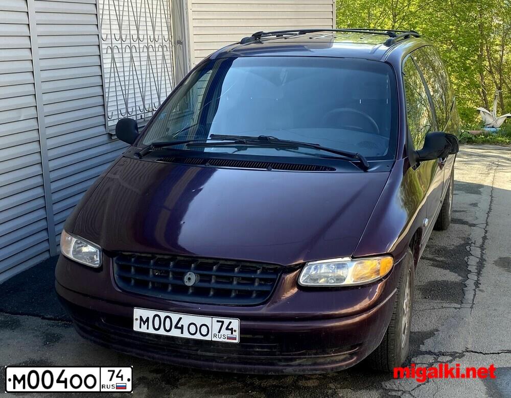 Фото автомобиля CHRYSLER VOYAGER, 1992 — госномер М004ОО74. Цвет: КРАСНЫЙ(ВИШНЕВЫЙ)