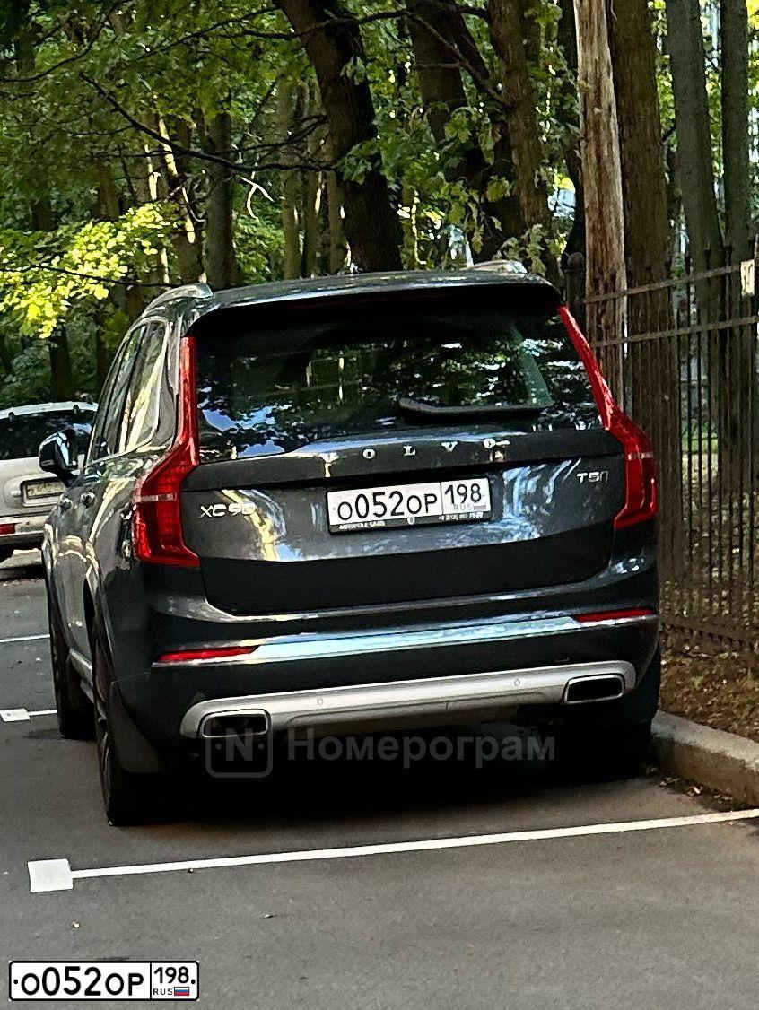 Фото автомобиля VOLVO XC90, 2021 — госномер О052ОР198. Цвет: СЕРЫЙ