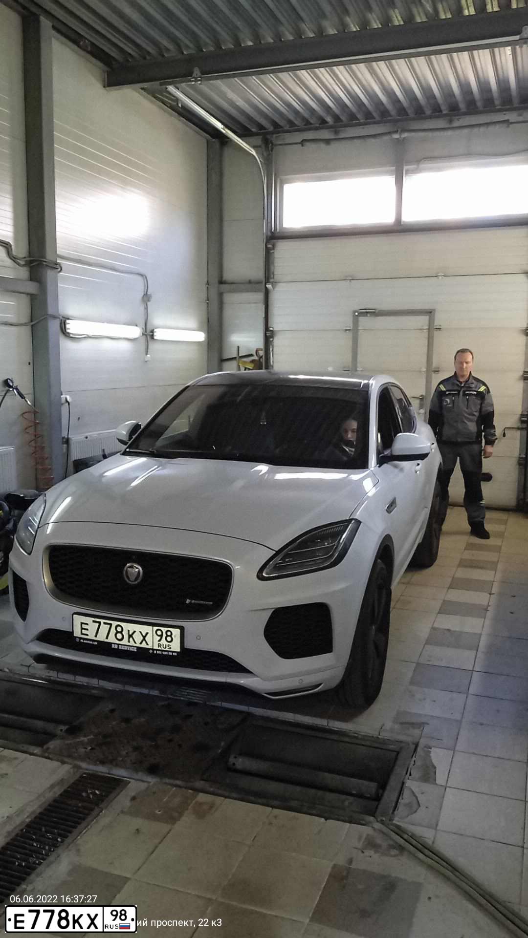 Фото автомобиля RENAULT CLIO, 2008 — госномер Е778КХ98. Цвет: Красный