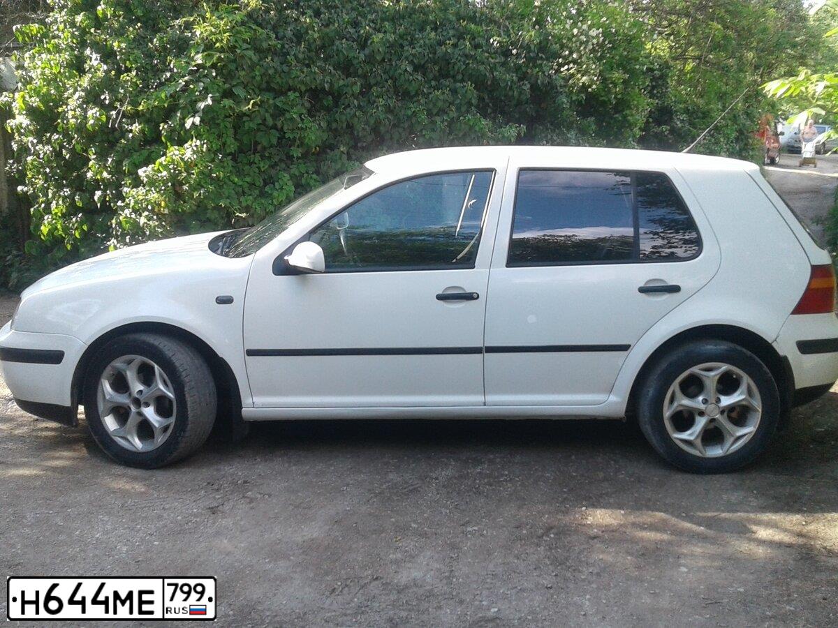 Фото автомобиля VOLKSWAGEN GOLF, 2002 — госномер В446ВВ150. Цвет: Белый