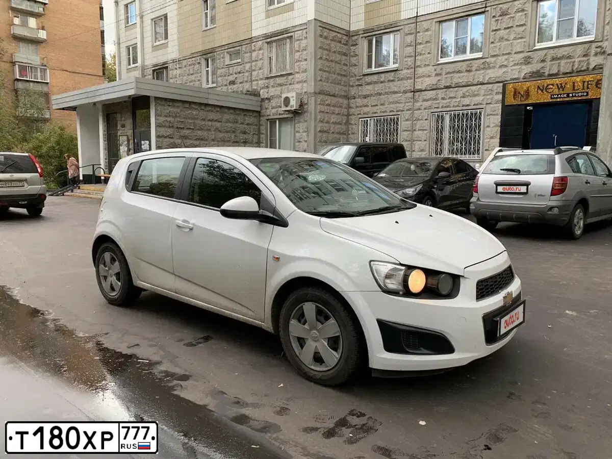 Фото автомобиля CHEVROLET AVEO, 2012 — госномер А471АК790. Цвет: Белый