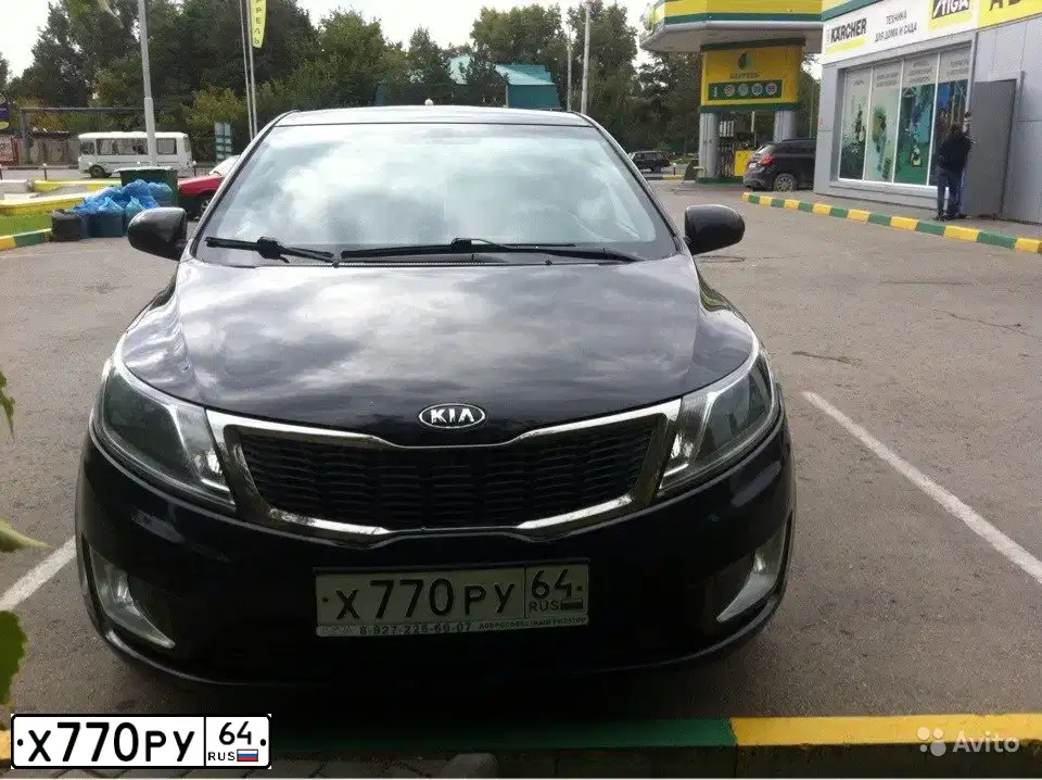 Фото автомобиля KIA RIO, 2012 — госномер Х770РУ64. Цвет: ЧЕРНЫЙ