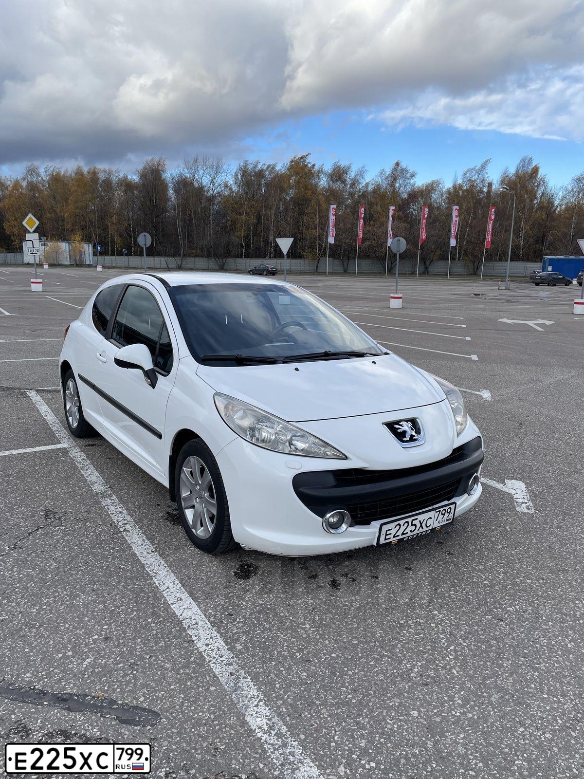 Фото автомобиля PEUGEOT 207, 2007 — госномер Е225ХС799. Цвет: Белый
