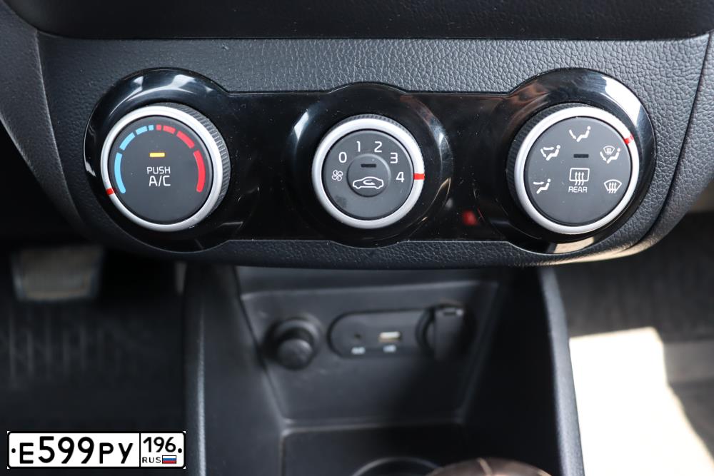 Фото автомобиля KIA RIO, 2016 — госномер Е599РУ196. Цвет: ЧЕРНЫЙ