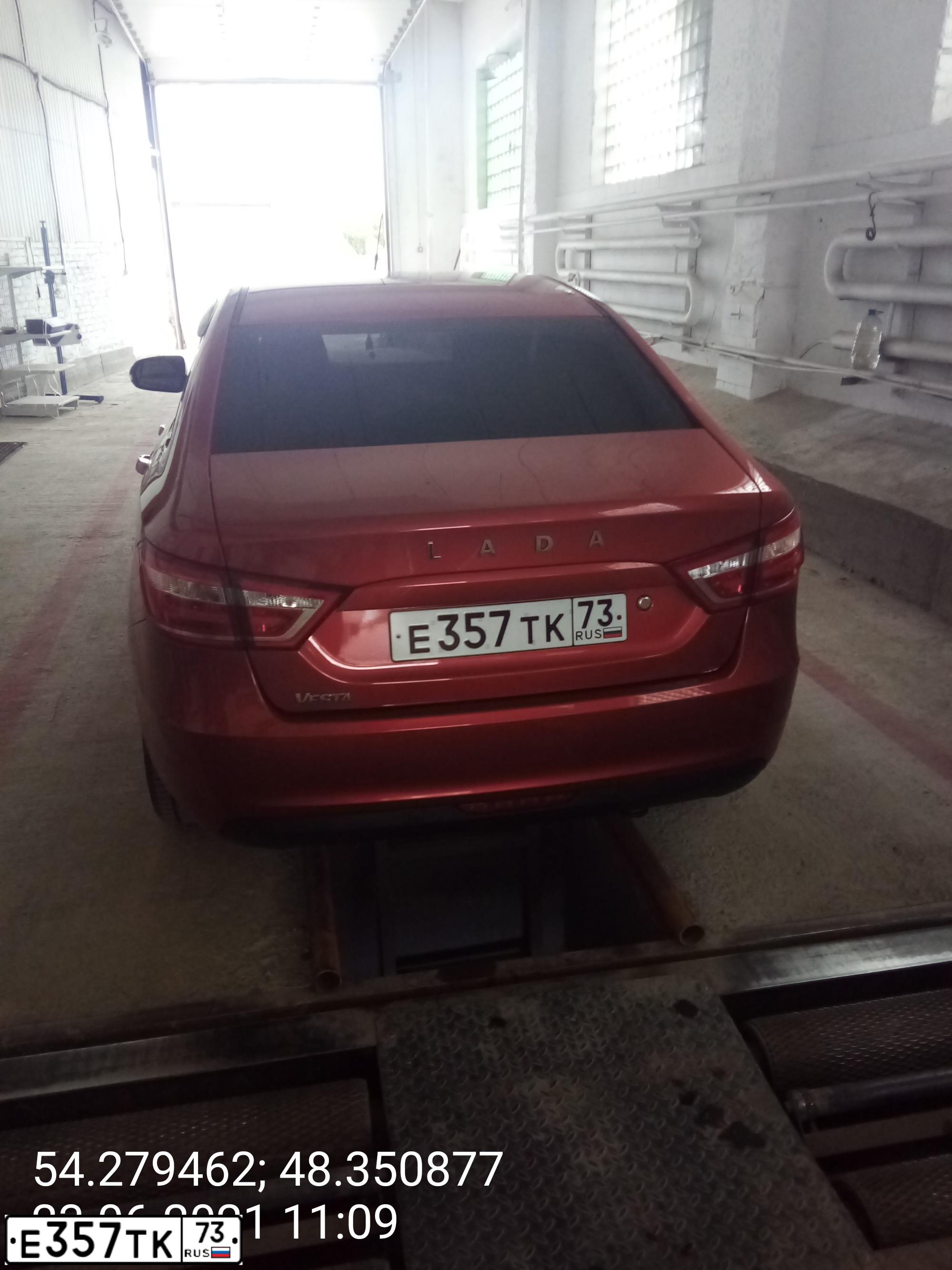Фото автомобиля LADA VESTA, 2016 — госномер Р057НТ126. Цвет: Белый