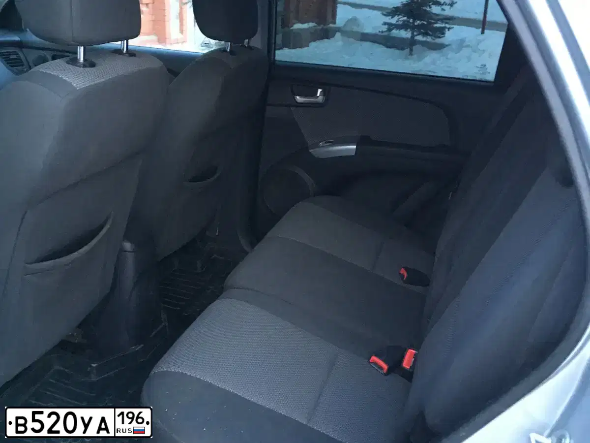 Фото автомобиля KIA SPORTAGE, 2009 — госномер В520УА196. Цвет: СВЕТЛО-СЕРЫЙ