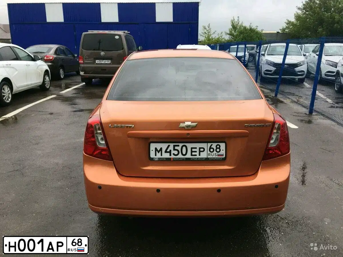 Фото автомобиля VOLKSWAGEN CARAVELLE, 2012 — госномер Н001АР68. Цвет: Коричневый