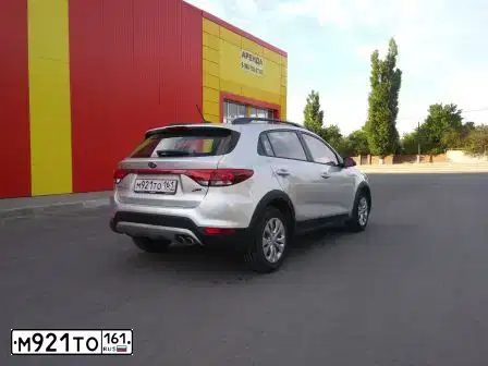 Фото автомобиля KIA RIO, 2018 — госномер О443КМ07. Цвет: Серебристый