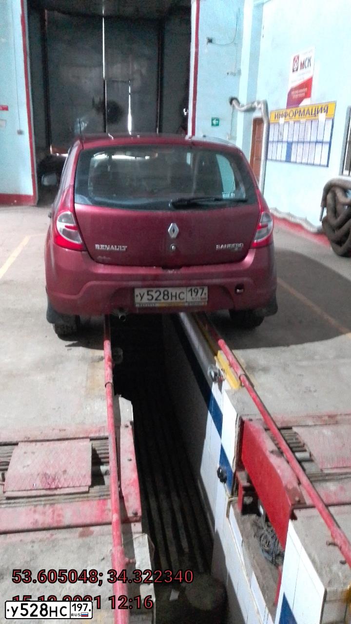 Фото автомобиля RENAULT SANDERO, 2011 — госномер У528НС197. Цвет: КРАСНЫЙ