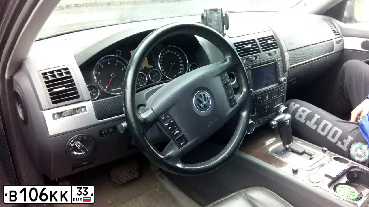 Фото автомобиля VOLKSWAGEN TOUAREG, 2003 — госномер Н110СР33. Цвет: СЕРО-ЗЕЛЕНЫЙ
